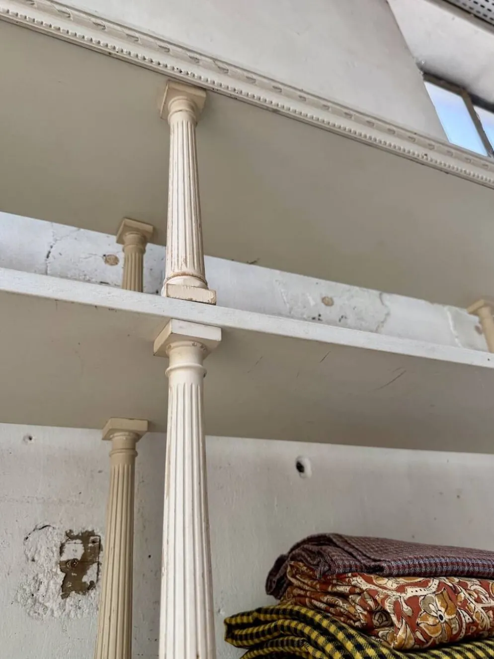 Bibliothèque, étagère XL Napoléon en bois patiné blanc