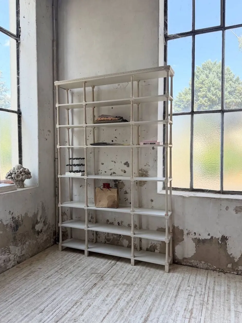 Bibliothèque, étagère XL Napoléon en bois patiné blanc