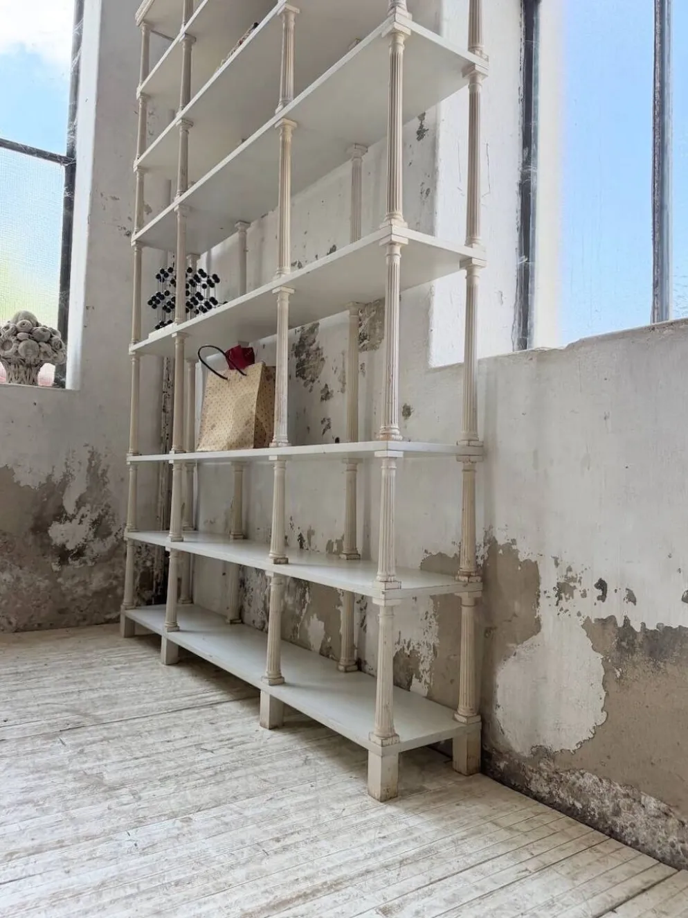 Bibliothèque, étagère XL Napoléon en bois patiné blanc