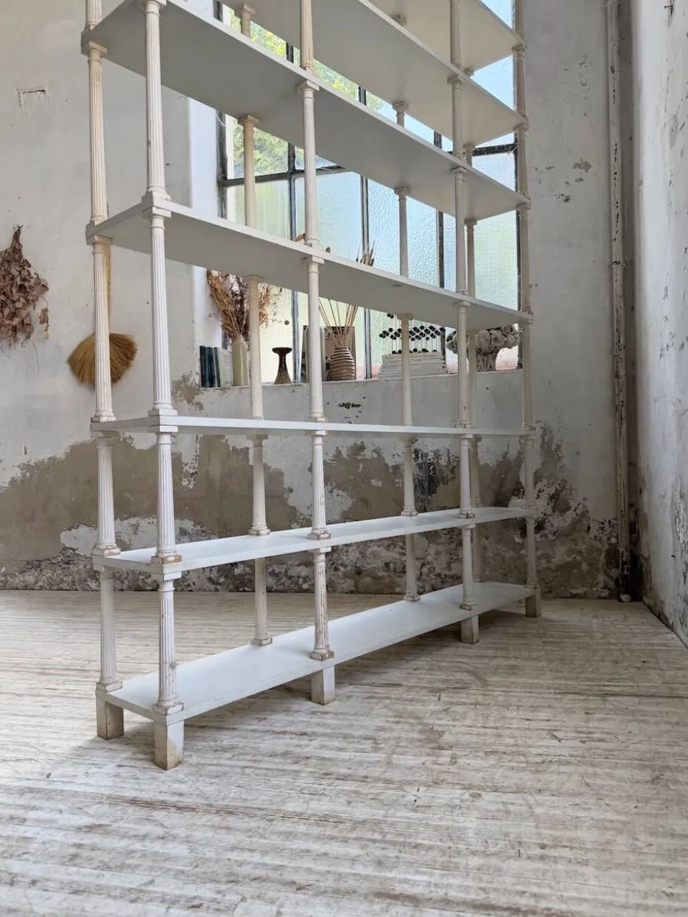 Bibliothèque, étagère XL Napoléon en bois patiné blanc