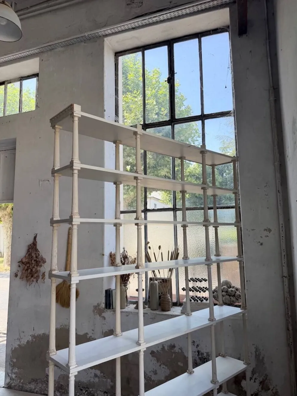 Bibliothèque, étagère XL Napoléon en bois patiné blanc
