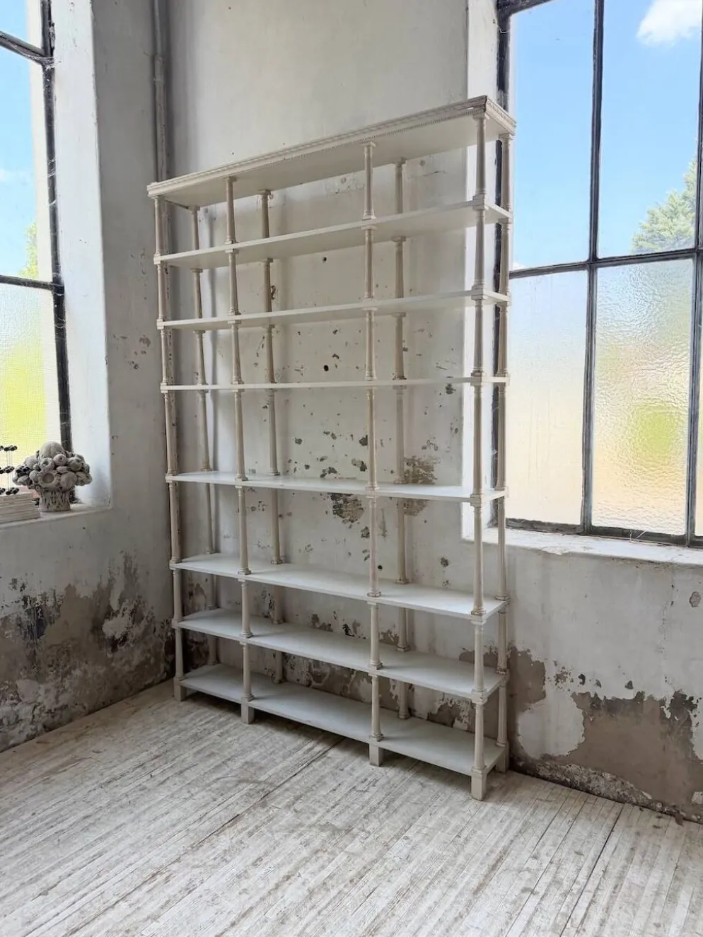 Bibliothèque, étagère XL Napoléon en bois patiné blanc