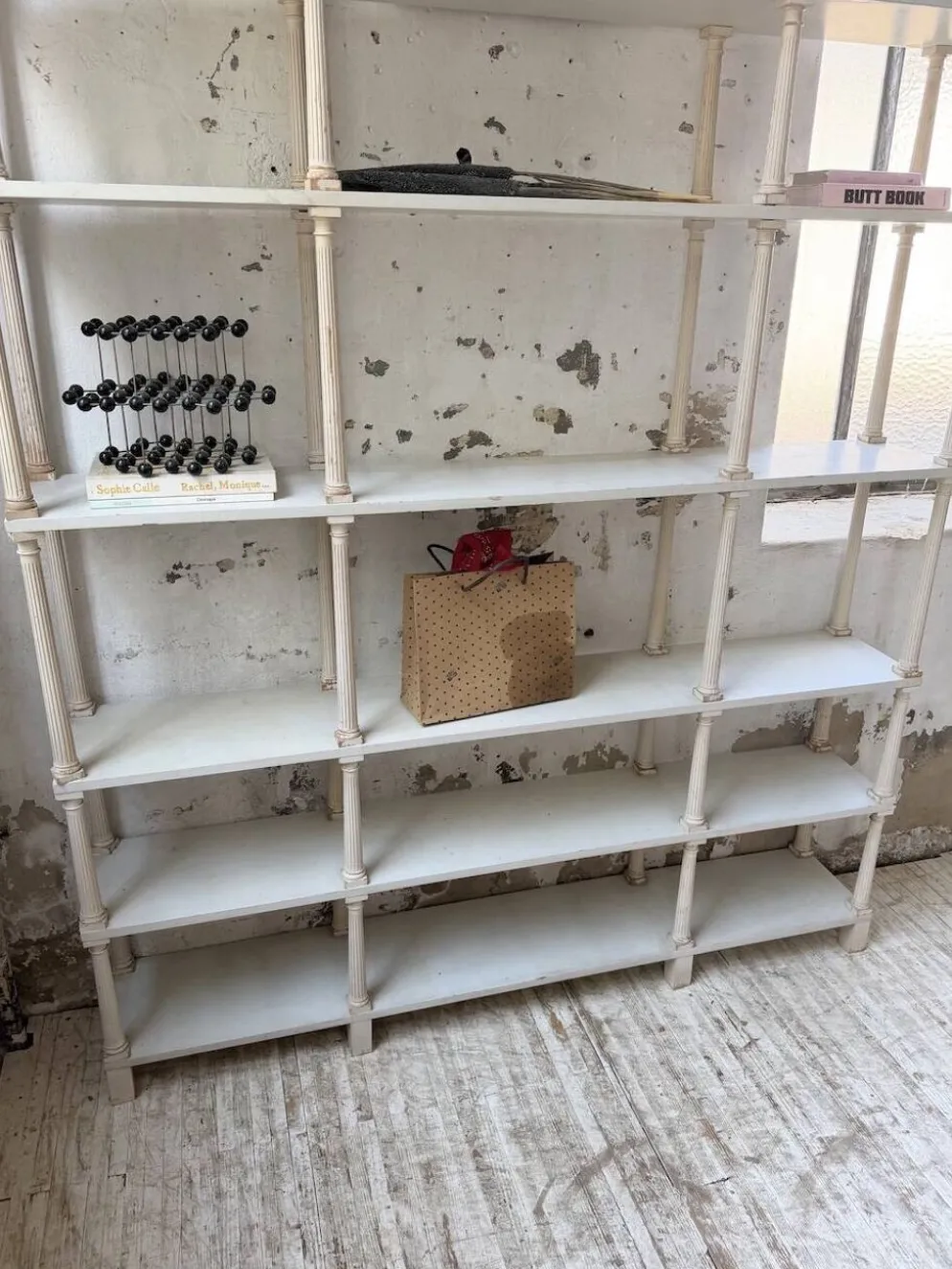 Bibliothèque, étagère XL Napoléon en bois patiné blanc