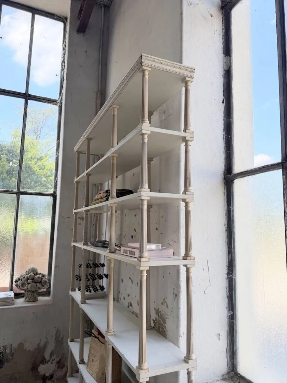 Bibliothèque, étagère XL Napoléon en bois patiné blanc