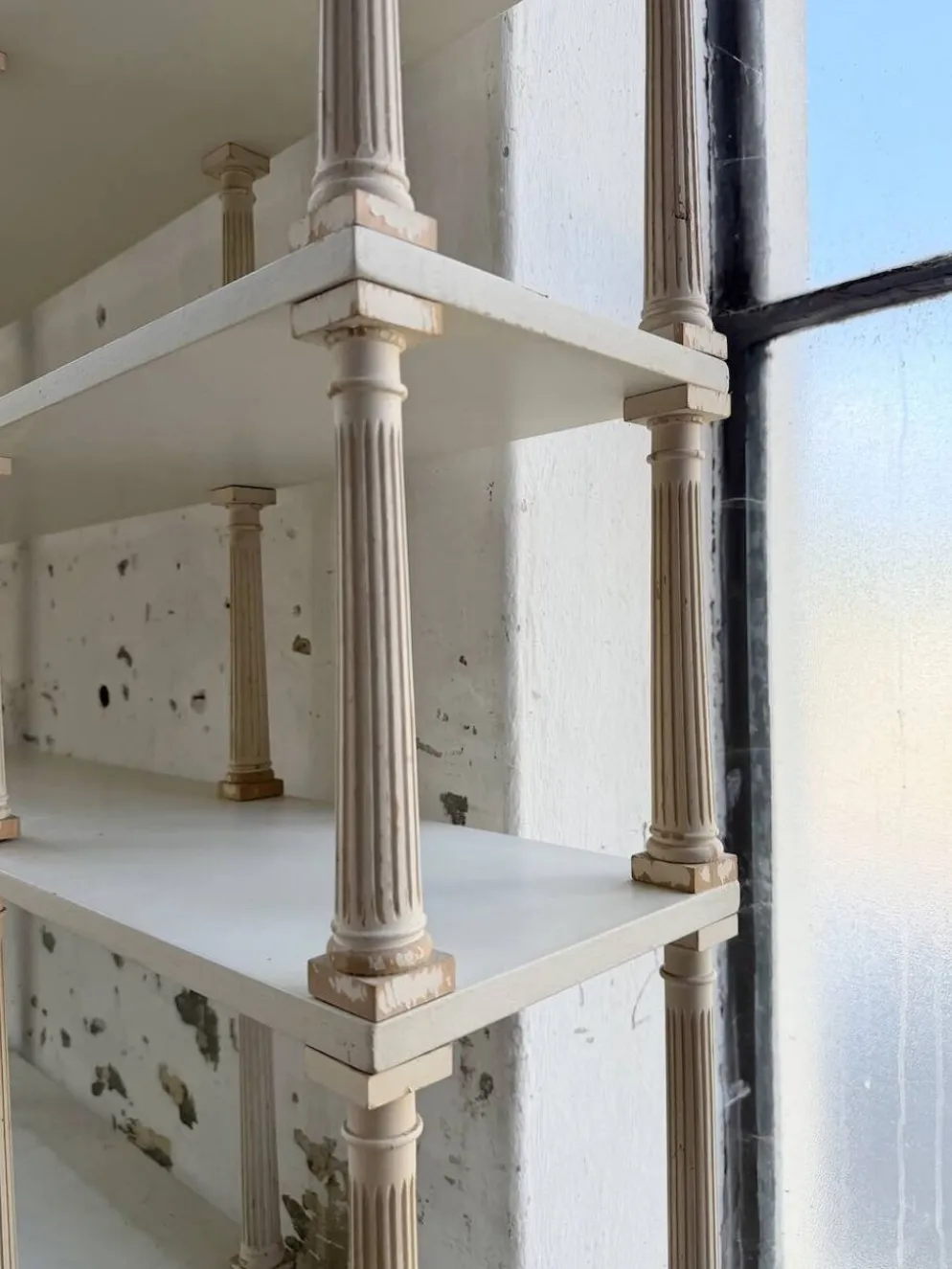 Bibliothèque, étagère XL Napoléon en bois patiné blanc