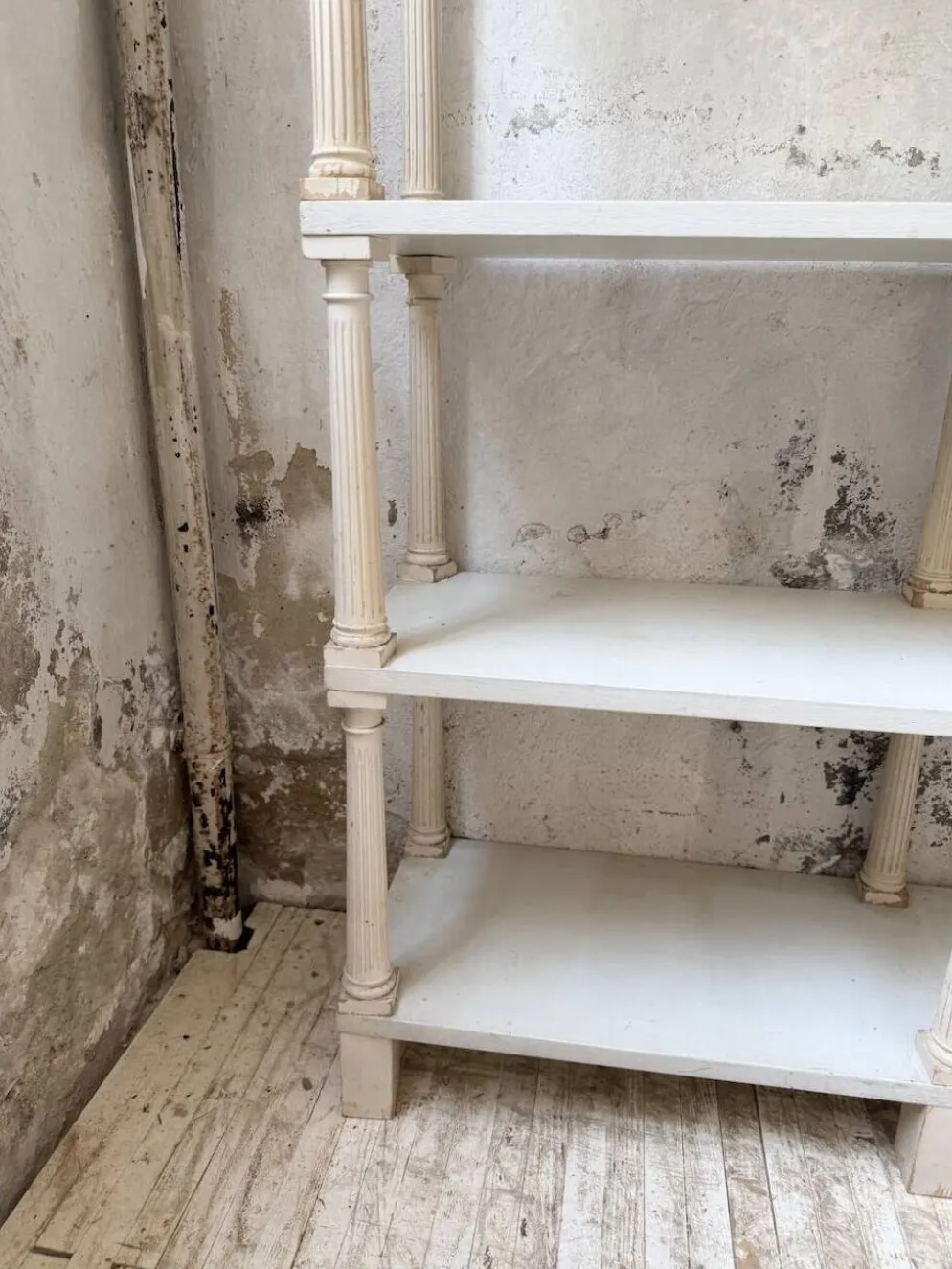 Bibliothèque, étagère XL Napoléon en bois patiné blanc