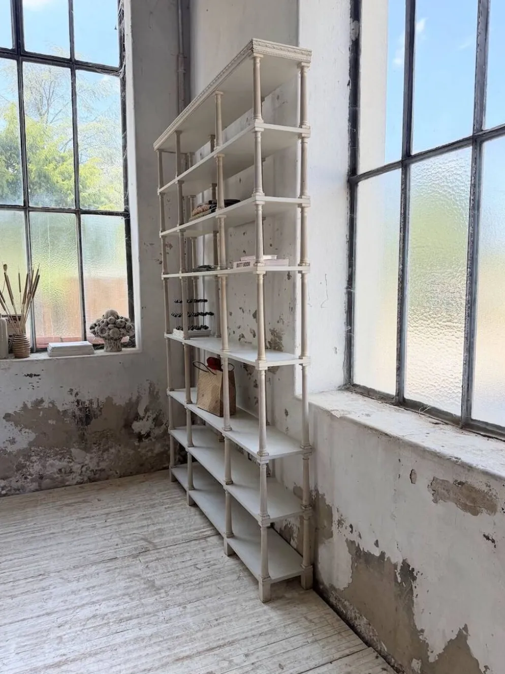 Bibliothèque, étagère XL Napoléon en bois patiné blanc