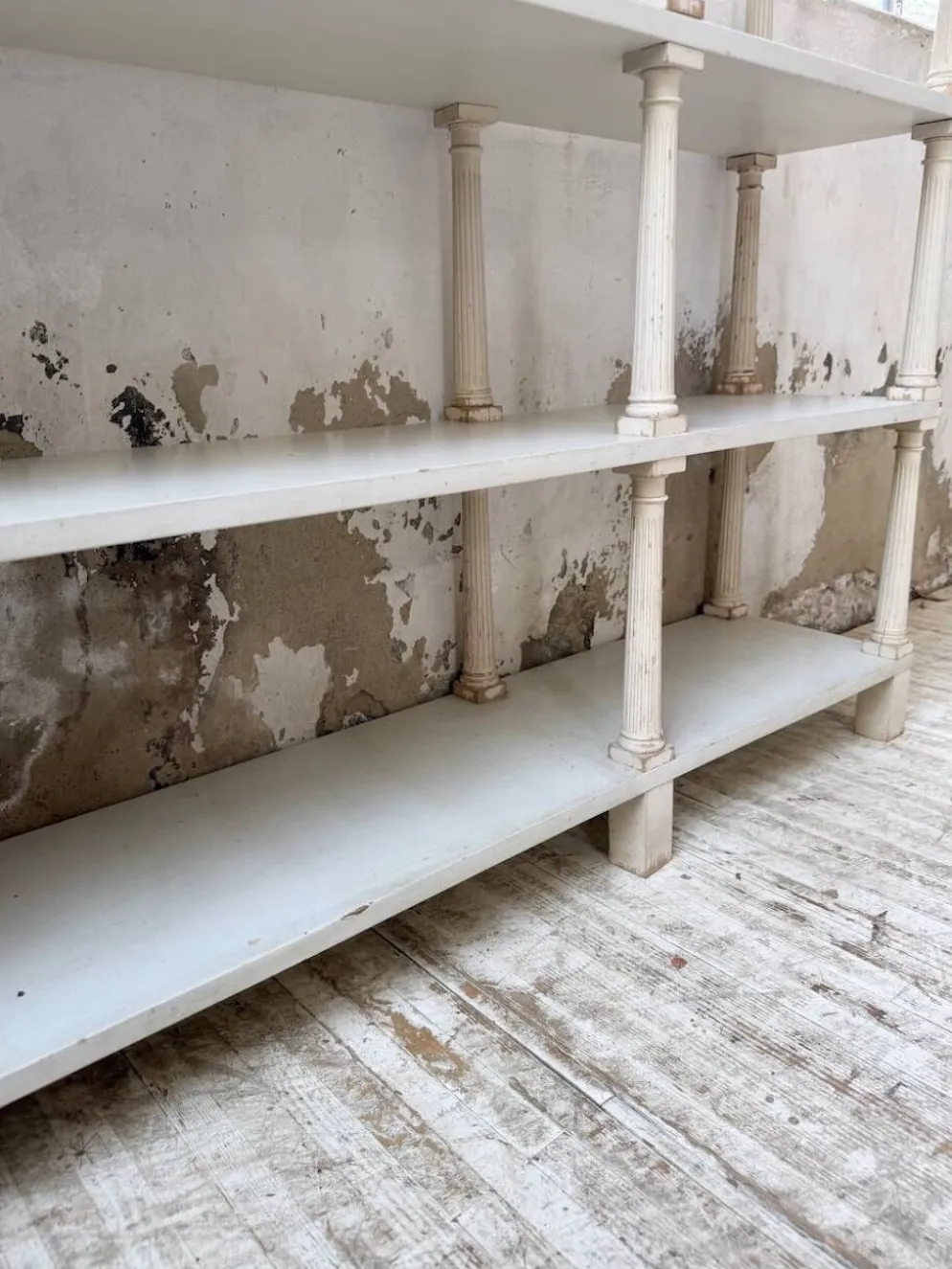 Bibliothèque, étagère XL Napoléon en bois patiné blanc
