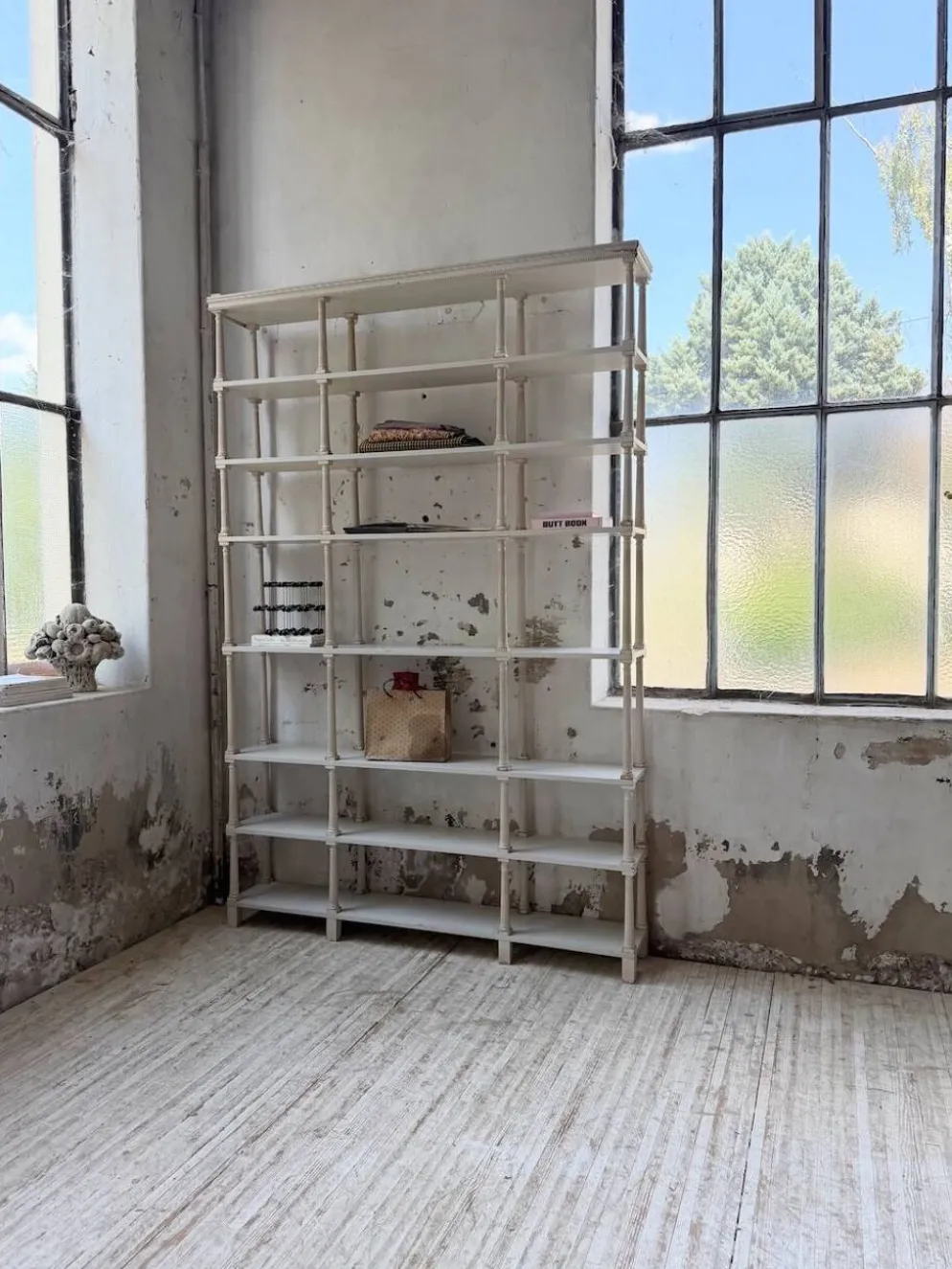 Bibliothèque, étagère XL Napoléon en bois patiné blanc