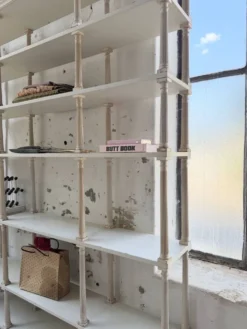 Bibliothèque, étagère XL Napoléon en bois patiné blanc
