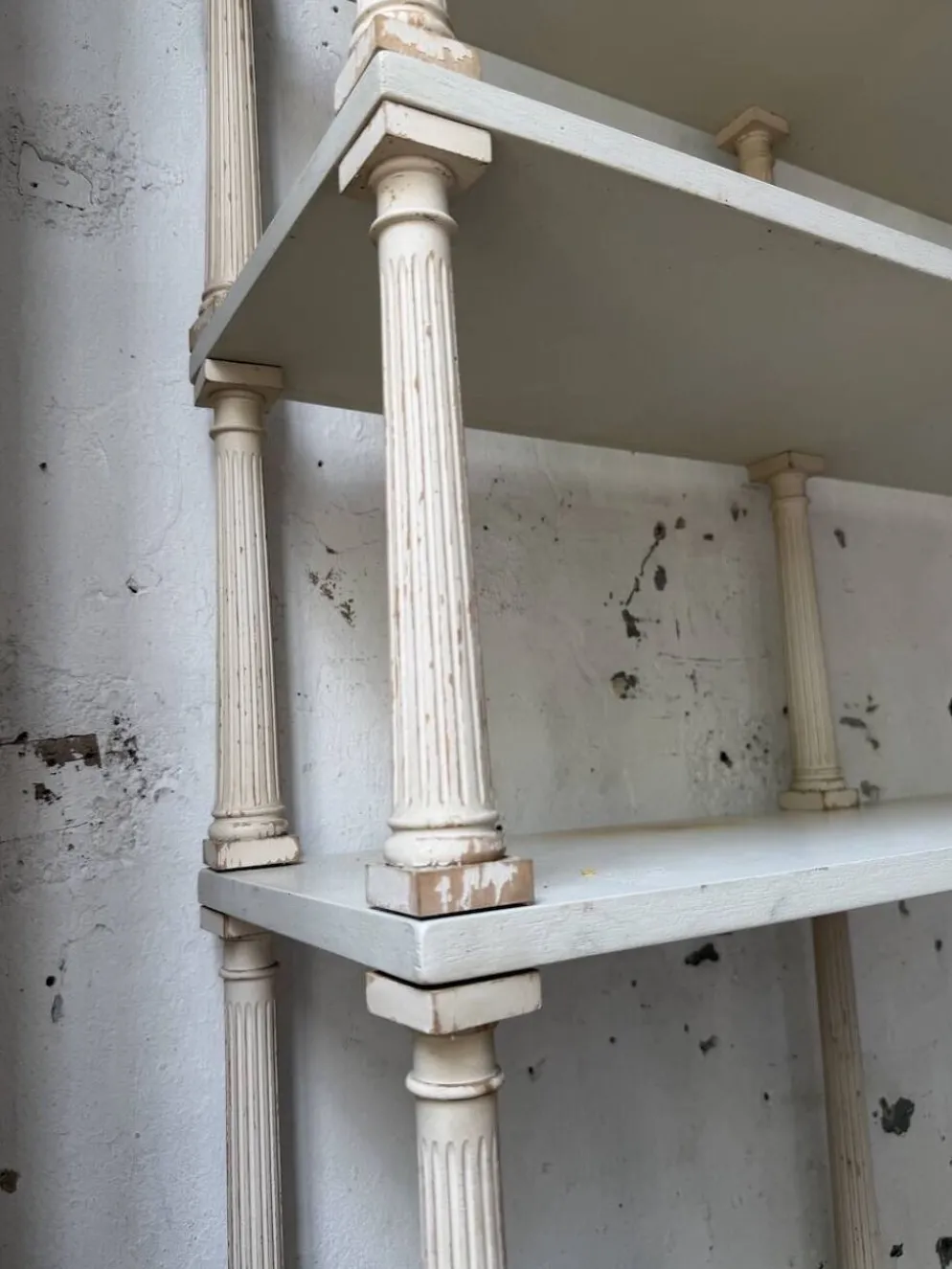 Bibliothèque, étagère XL Napoléon en bois patiné blanc