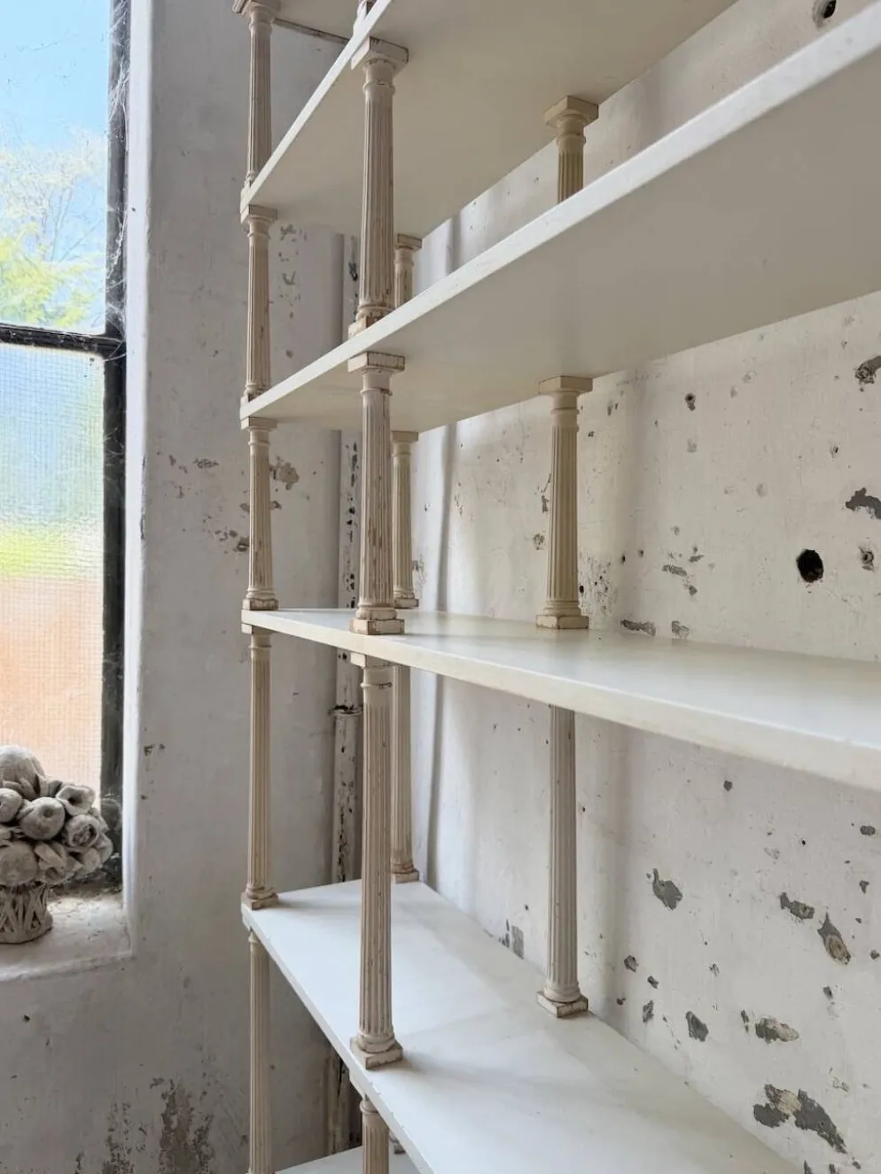 Bibliothèque, étagère XL Napoléon en bois patiné blanc