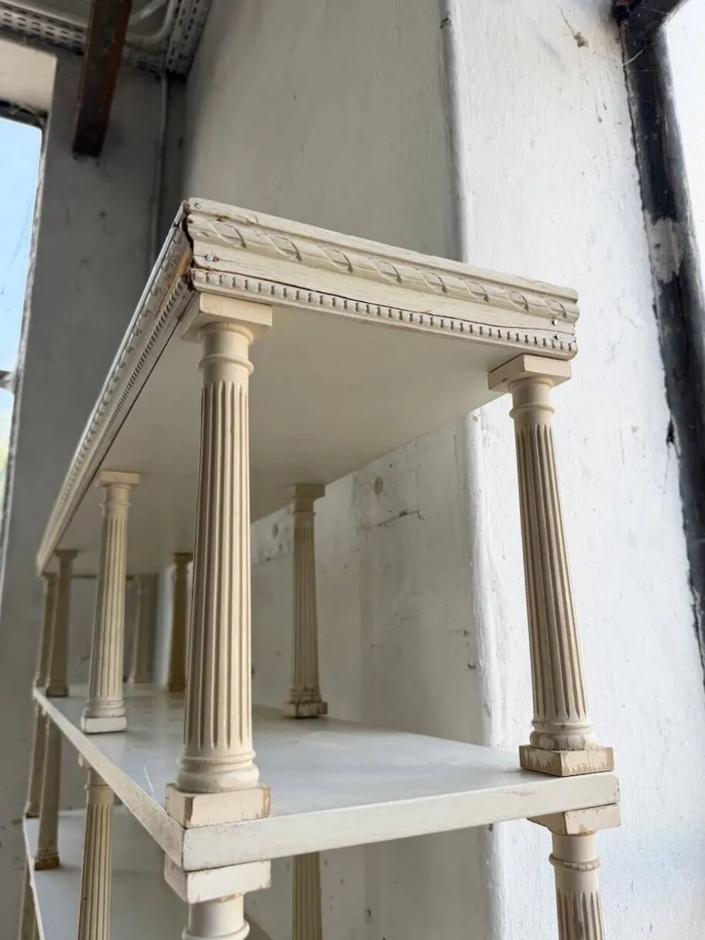 Bibliothèque, étagère XL Napoléon en bois patiné blanc