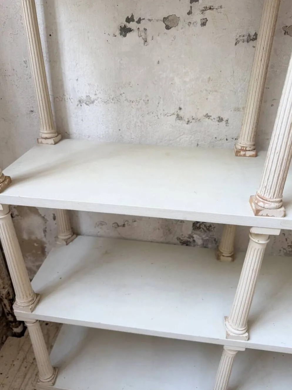 Bibliothèque, étagère XL Napoléon en bois patiné blanc