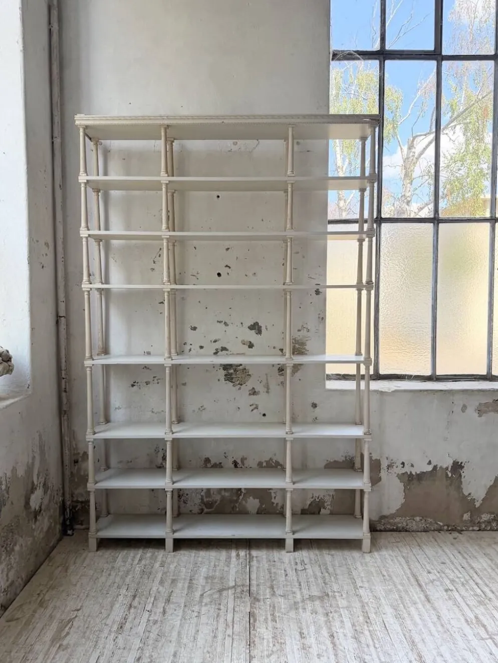 Bibliothèque, étagère XL Napoléon en bois patiné blanc