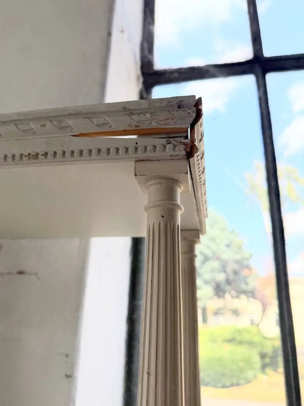 Bibliothèque, étagère XL Napoléon en bois patiné blanc