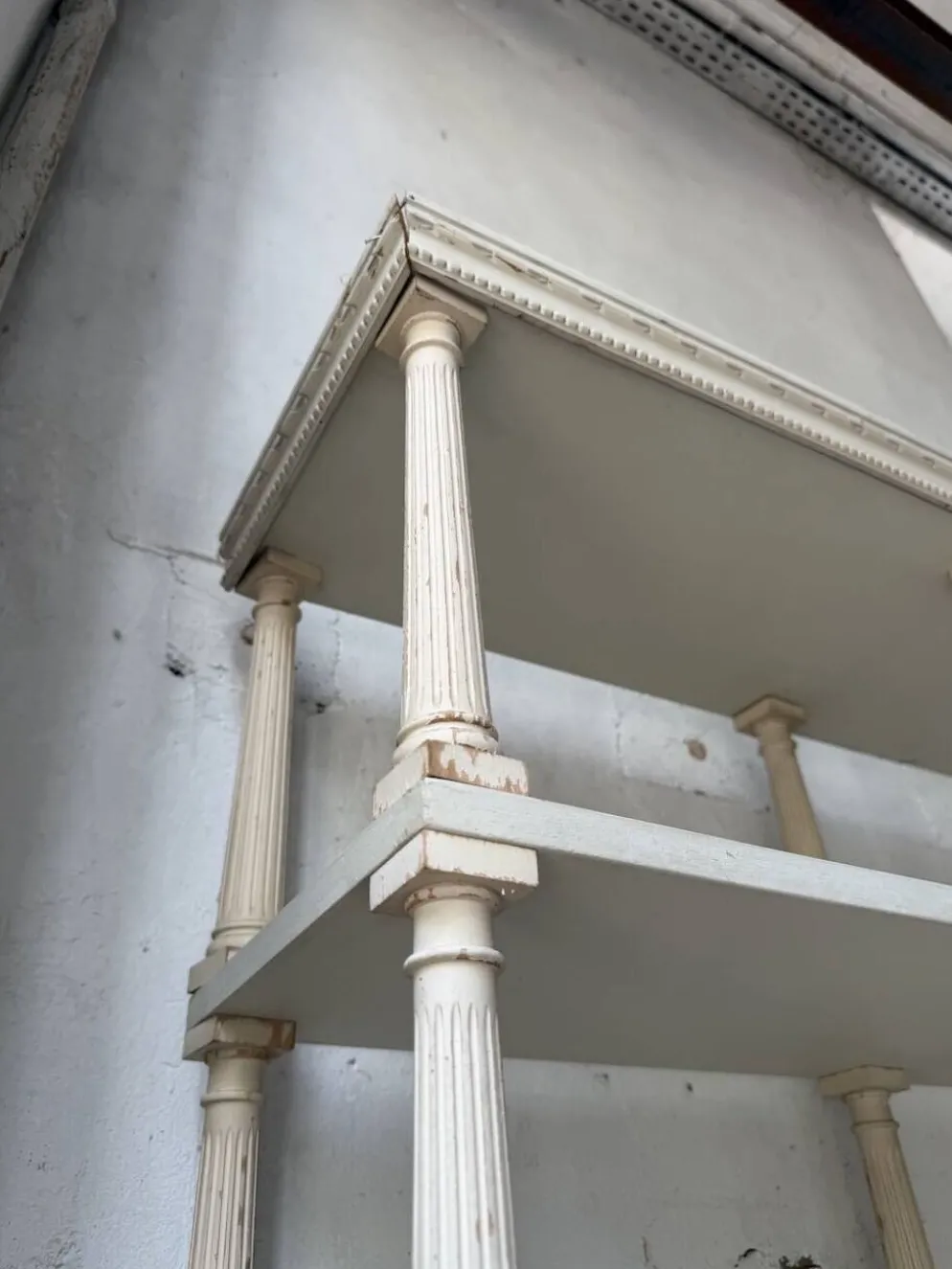 Bibliothèque, étagère XL Napoléon en bois patiné blanc
