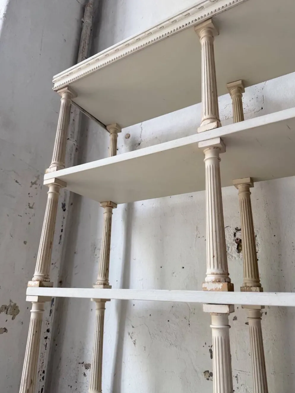 Bibliothèque, étagère XL Napoléon en bois patiné blanc