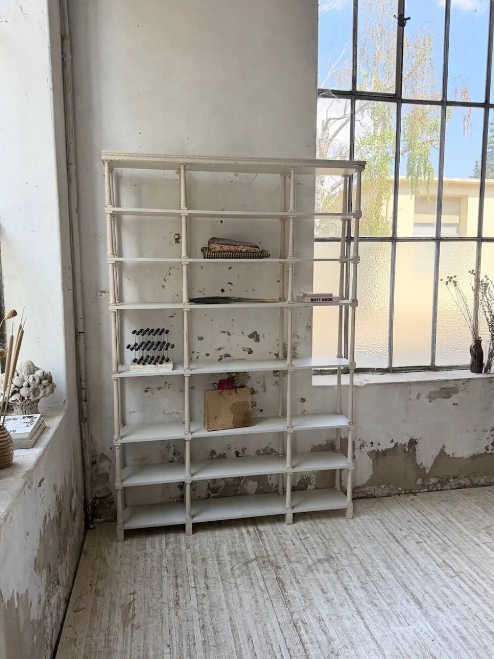 Bibliothèque, étagère XL Napoléon en bois patiné blanc