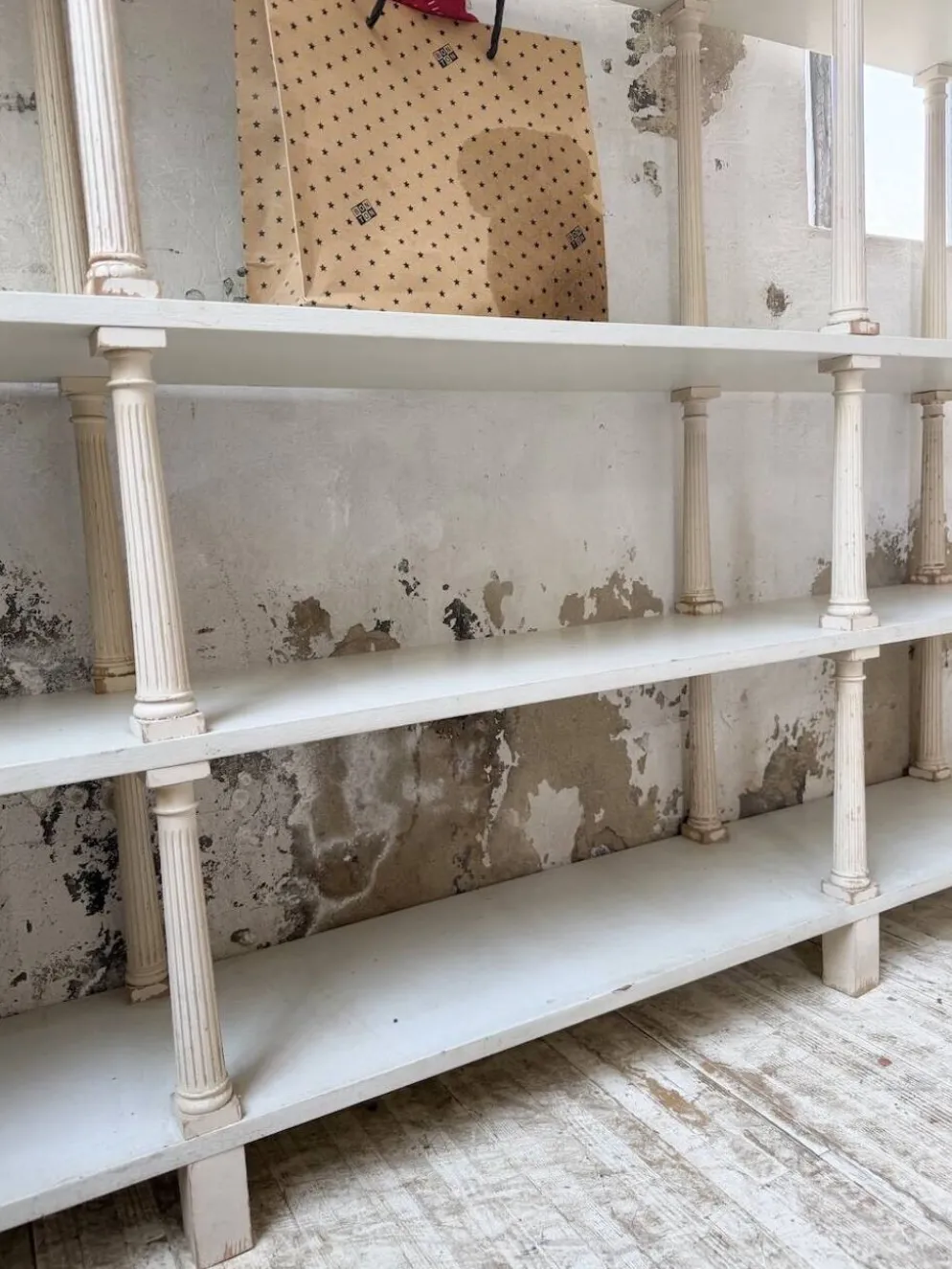Bibliothèque, étagère XL Napoléon en bois patiné blanc