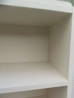 Bibliothèque vintage années 50 rénovée en beige.
