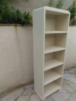 Bibliothèque vintage années 50 rénovée en beige.