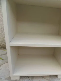 Bibliothèque vintage années 50 rénovée en beige.