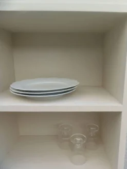 Bibliothèque vintage années 50 rénovée en beige.