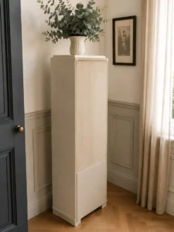 Bibliothèque vintage années 50 rénovée en beige.