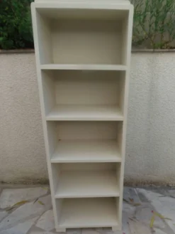 Bibliothèque vintage années 50 rénovée en beige.