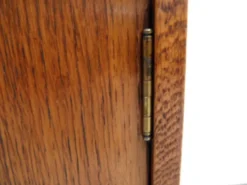 Bibliothèque vintage en chêne ouverte avec 2 portes.