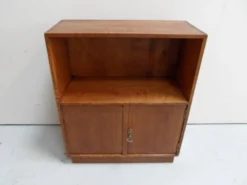 Bibliothèque vintage en chêne ouverte avec 2 portes.