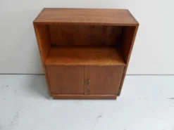 Bibliothèque vintage en chêne ouverte avec 2 portes.