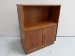 Bibliothèque vintage en chêne ouverte avec 2 portes.
