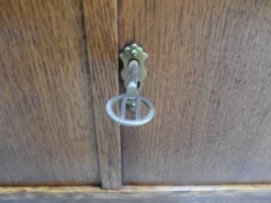 Bibliothèque vintage en chêne ouverte avec 2 portes.