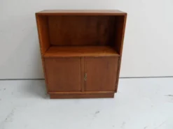 Bibliothèque vintage en chêne ouverte avec 2 portes.