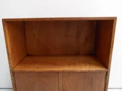 Bibliothèque vintage en chêne ouverte avec 2 portes.