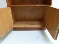 Bibliothèque vintage en chêne ouverte avec 2 portes.
