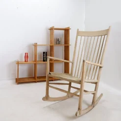 Bibliothèque vintage en pin pour escalier - Maison Regain style