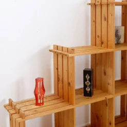 Bibliothèque vintage en pin pour escalier - Maison Regain style
