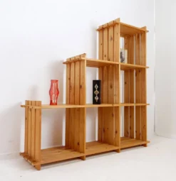 Bibliothèque vintage en pin pour escalier - Maison Regain style