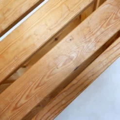 Bibliothèque vintage en pin pour escalier - Maison Regain style
