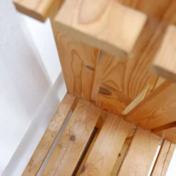 Bibliothèque vintage en pin pour escalier - Maison Regain style