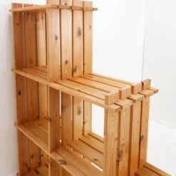 Bibliothèque vintage en pin pour escalier - Maison Regain style