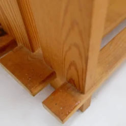 Bibliothèque vintage en pin pour escalier - Maison Regain style