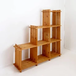 Bibliothèque vintage en pin pour escalier - Maison Regain style