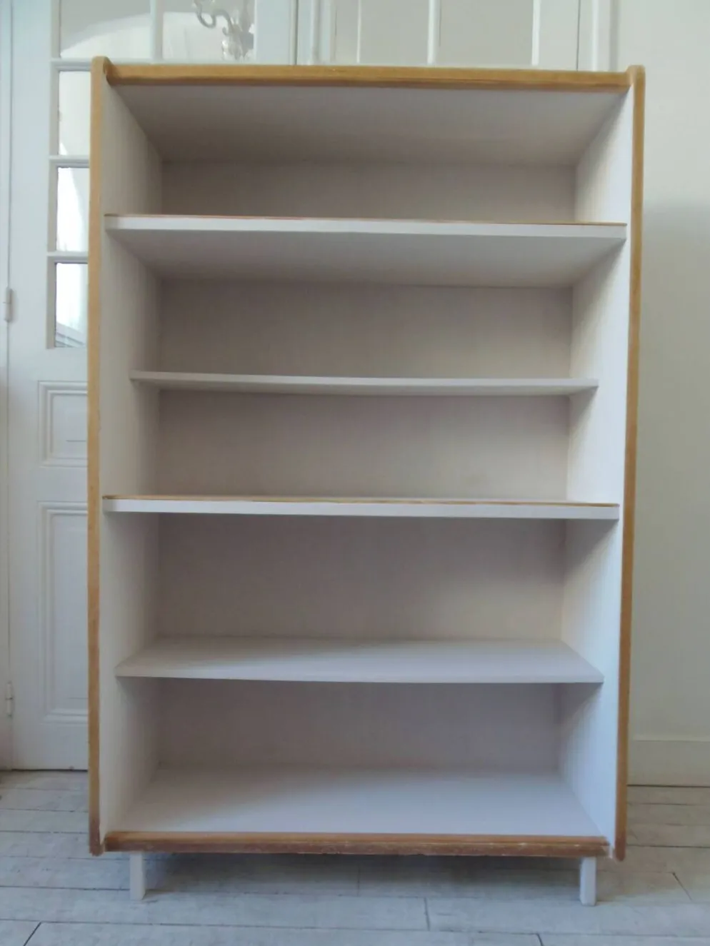 Bibliothèque vintage en placage chêne, intérieur gris perle, pied en métal