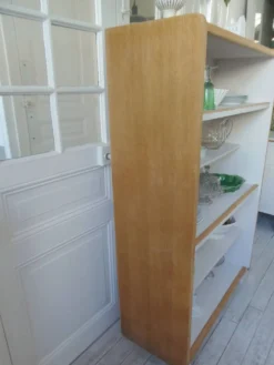 Bibliothèque vintage en placage chêne, intérieur gris perle, pied en métal