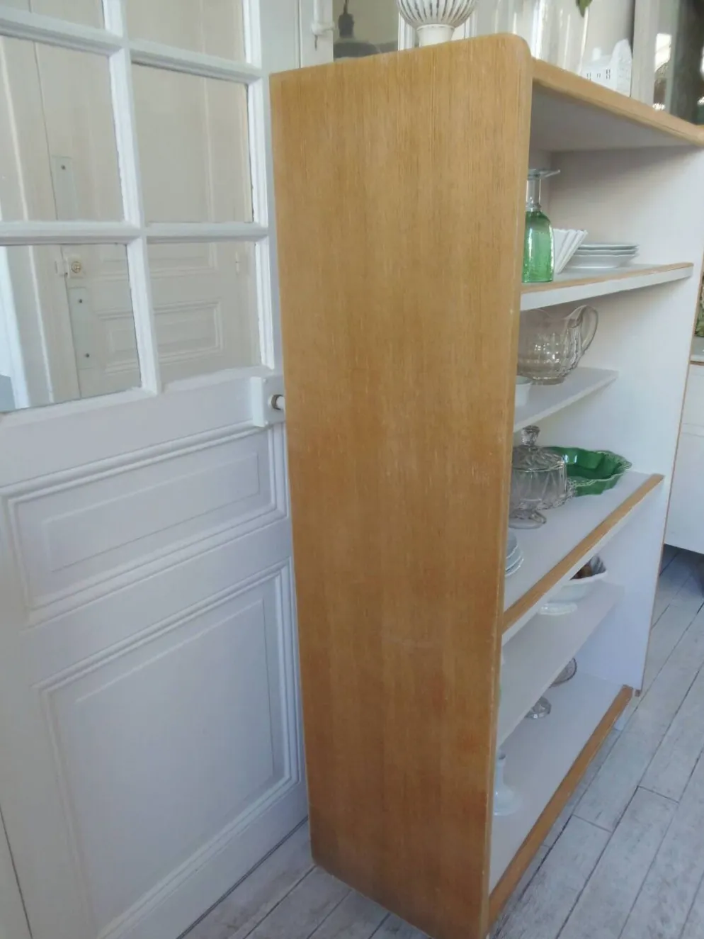 Bibliothèque vintage en placage chêne, intérieur gris perle, pied en métal