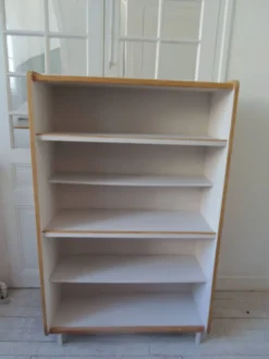 Bibliothèque vintage en placage chêne, intérieur gris perle, pied en métal